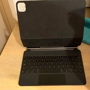 11’ Apple iPad Air and Pro Magic Keyboard case